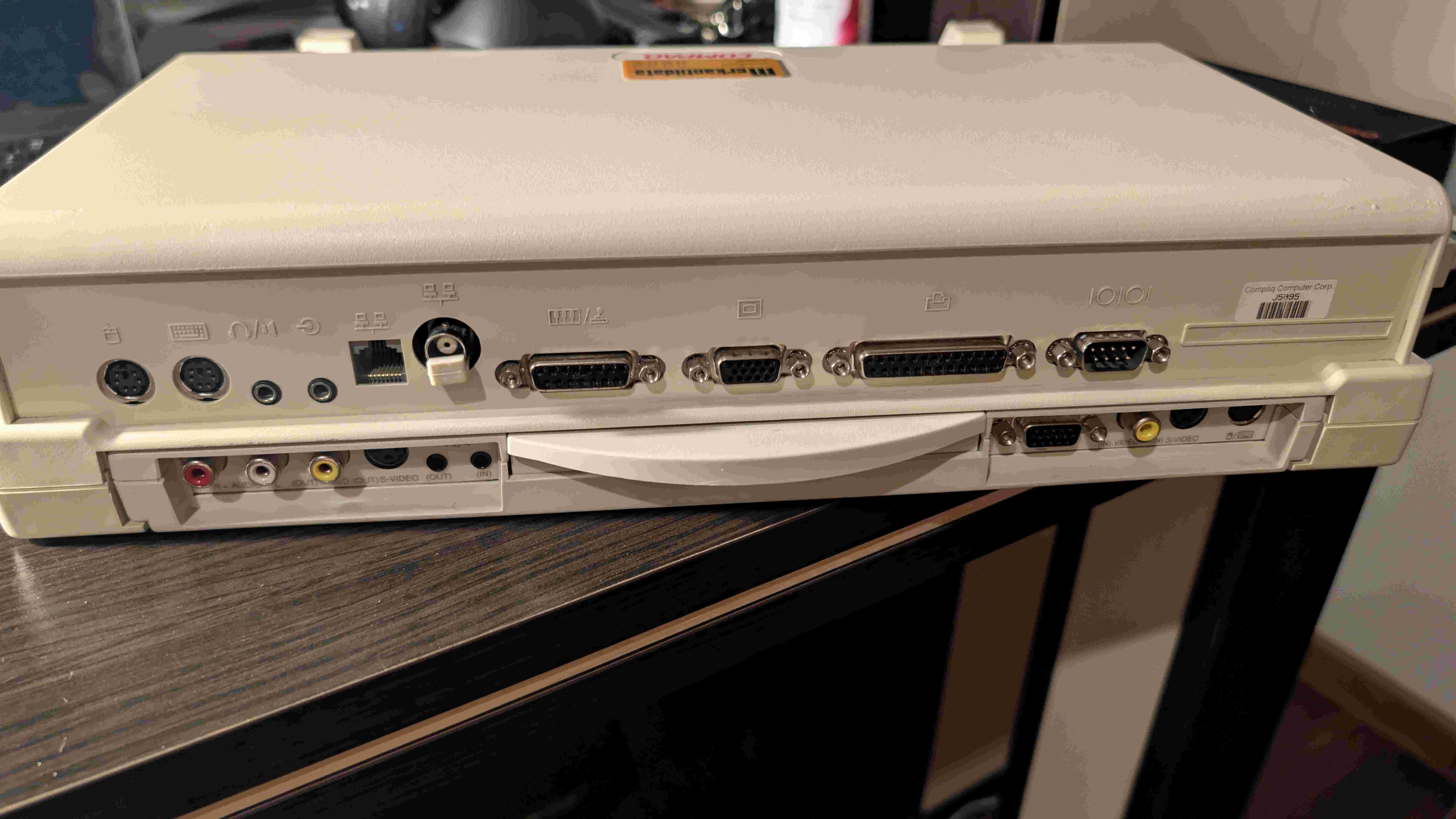 Compaq LTE 5000 series docking station rear panel with adapter plugged in